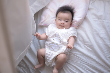 カーテンと遊ぶ赤ちゃん