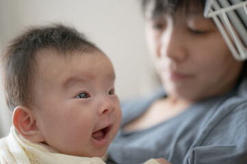 抱っこされた赤ちゃん