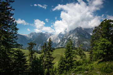 Blick zur wolkenverhangenen Watzmannfrau und Watzmann am Hochbahnweg auf dem Jenner