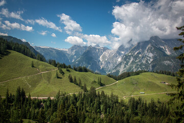 Berglandschaft mit Blick zur wolkenverhangenen Watzmannfrau und Watzmann am Hochbahnweg auf dem Jenner