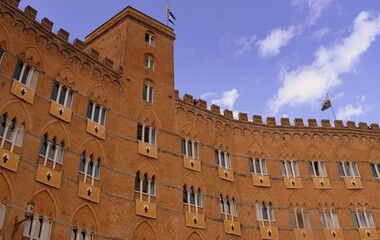 Backsteingebäude auf der Piazza del Campo