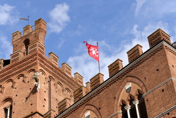 Palazzo Pubblico vor strahlend blauem Himmel