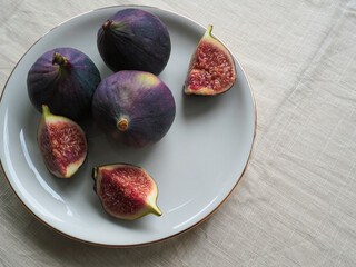 Figs on a vintage plate. Fig slices. Fig macro