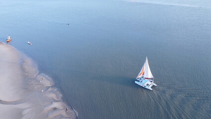 Barcos Veleiro no Mar da Praia de São Luis do Maranhão - obrazy, fototapety, plakaty