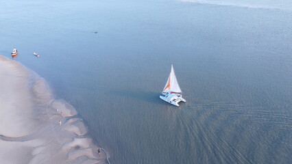 Barcos Veleiro no Mar da Praia de São Luis do Maranhão - obrazy, fototapety, plakaty
