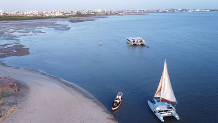 Barcos no Mar da Praia de São Luis do Maranhão