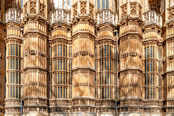 Detail of the exterior of Westminster Abbey, London, with portcullis and Tudor rose emblems. Site of Royal weddings, coronations and burials - obrazy, fototapety, plakaty