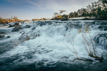 Langzeitbelichtung - Popa Falls im Licht der untergehenden Sonne, White Sands, Okavango River, Namibia