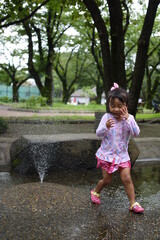 公園で水遊びをする女の子