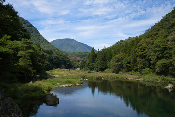 Fototapeta na wymiar 福島県,南会津,阿賀川の透き通る景色