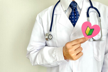 初心者マークと男性医師