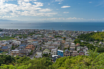 Obraz premium 丘の上から見る阪南市の街並み