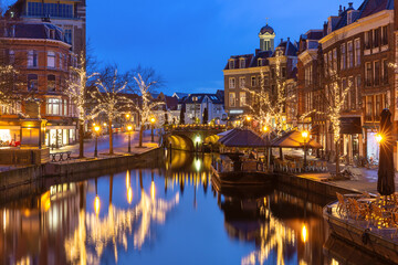 Fototapeta na wymiar Night Leiden canal Oude Rijn in Christmas illumination, South Holland, Netherlands.