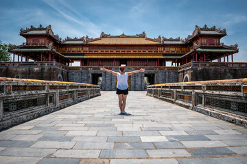 Turista mujer disfrutando la antigua ciudad imperial de Hue, patrimonio de la humanidad por la UNESCO	