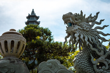 Estatua de un dragón gigante en templo budista de la ciudad de Da Nang, en Vietnam