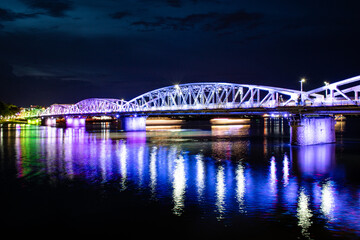 Puente Cầu Trường Tiền reflejando su luz en el Río Perfume, en la ciudad de Hue, Vietnam
