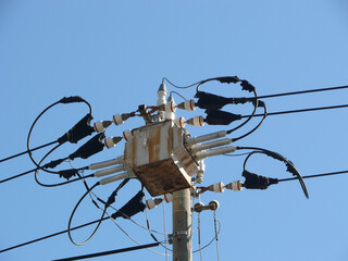 高電圧開閉器。
A high voltage circuit breaker
at the top of a utility pole
in Japan.