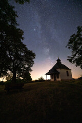 Milchstra&szlig;e Sternenhimmel &uuml;ber Kirche Kapelle Kleine Kalmit im Sternenpark Pf&auml;lzerwald