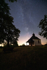 Milchstraße Sternenhimmel über Kirche Kapelle Kleine Kalmit im Sternenpark Pfälzerwald
