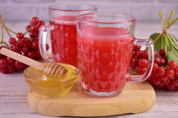 Therapeutic vitamin tea from viburnum with honey.
