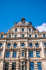 Fototapeta na wymiar Facades of grand building on in London, the UK's grand capital