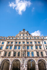 Obraz premium Traditional architecture of buildings in London, the UK's grand capital.