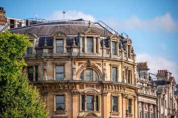 Fototapeta na wymiar Grand buildings along trafalgar square in England.
