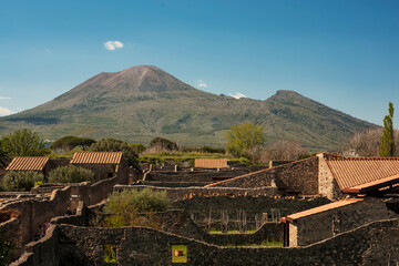 Obraz premium the ruins of the ancient city of Pompeii, destroyed in 79 AD. from the fury of Vesuvius a still active volcano