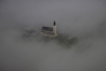 Kirche im Nebel