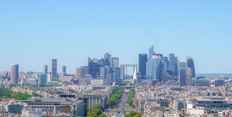 Fototapeta na wymiar Hermosa vista de la Defense París Francia con un increíoble cielo azul