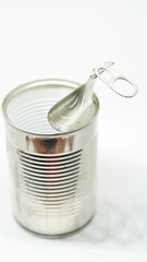 Bote de conserva abierto sobre fondo blanco