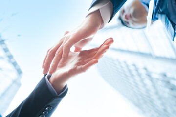 握手するビジネスパーソン 