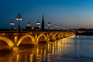 Bordeaux Städtetrip: die Brücke Pont de pierre über die Garonne am Abend in toller Lichtstimmung zur blauen Stunde