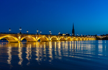Bordeaux Städtetrip: die Brücke Pont de pierre über die Garonne am Abend in toller Lichtstimmung...