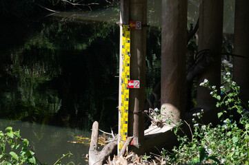 The water level gauge is yellow.