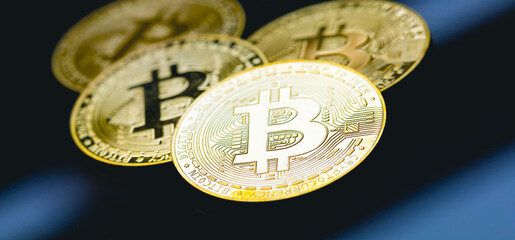 Bitcoin - BTC. Uma pilha de moedas de Bitcoins sobre uma mesa de vidro escura. Conceitos de...