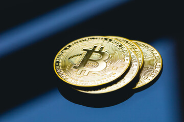 Bitcoin - BTC. Uma pilha de moedas de Bitcoins sobre uma mesa de vidro escura. Conceitos de...
