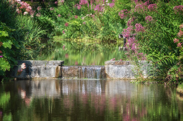 Obraz premium Wasserlauf im Park