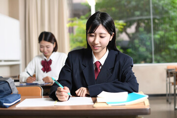 授業中に勉強をする女子学生のイメージ