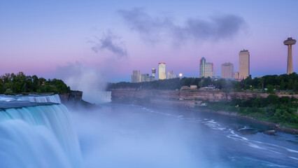 Niagara Falls at sunrise with a full moon © Andriy Stefanyshyn