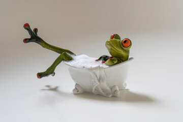 Frosch aus Keramik nimmt Schaumbad in Badewanne
