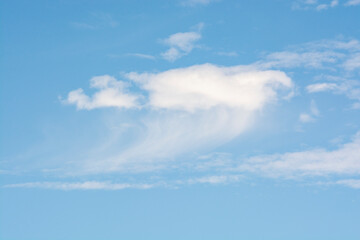Naklejka na ściany i meble nuage dans le ciel bleu
