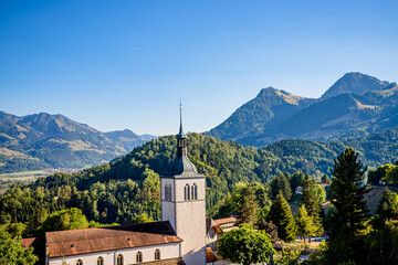 Fototapeta premium Église Saint-Théodule de la Cité médiévale de Gruyères en Suisse