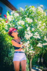 Femme dans un jardin de Ollon en Suisse