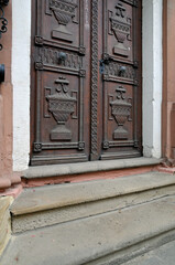 geschnitzte eingangstür