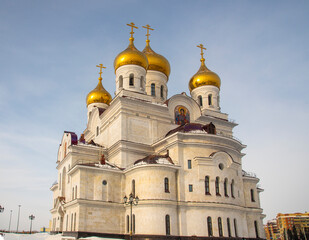 Fototapeta na wymiar Orthodox church in the city of Arkhangelsk on a frosty day against a blue sky