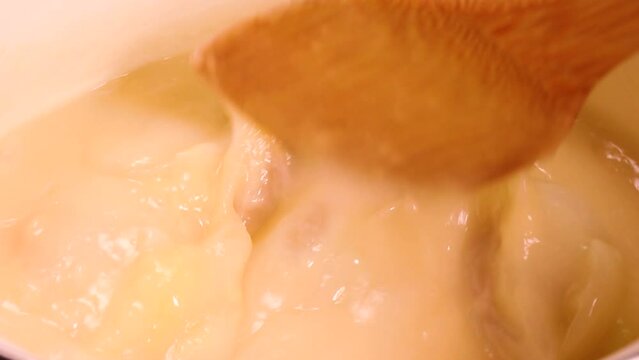 煮込み料理　クリームシチューを混ぜる