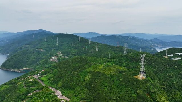 山に並ぶ送電塔　空撮