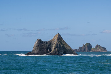 Naklejka premium 西積丹 積丹ブルーの窓岩、西の河原の岩々