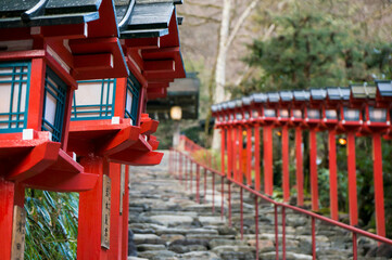 京都 貴船神社の美しい灯籠と参道